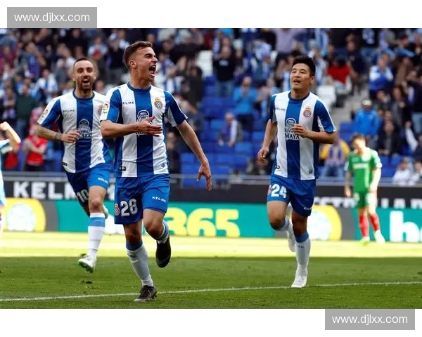 2017年足球联赛最终排名揭晓 各队表现回顾与成绩分析